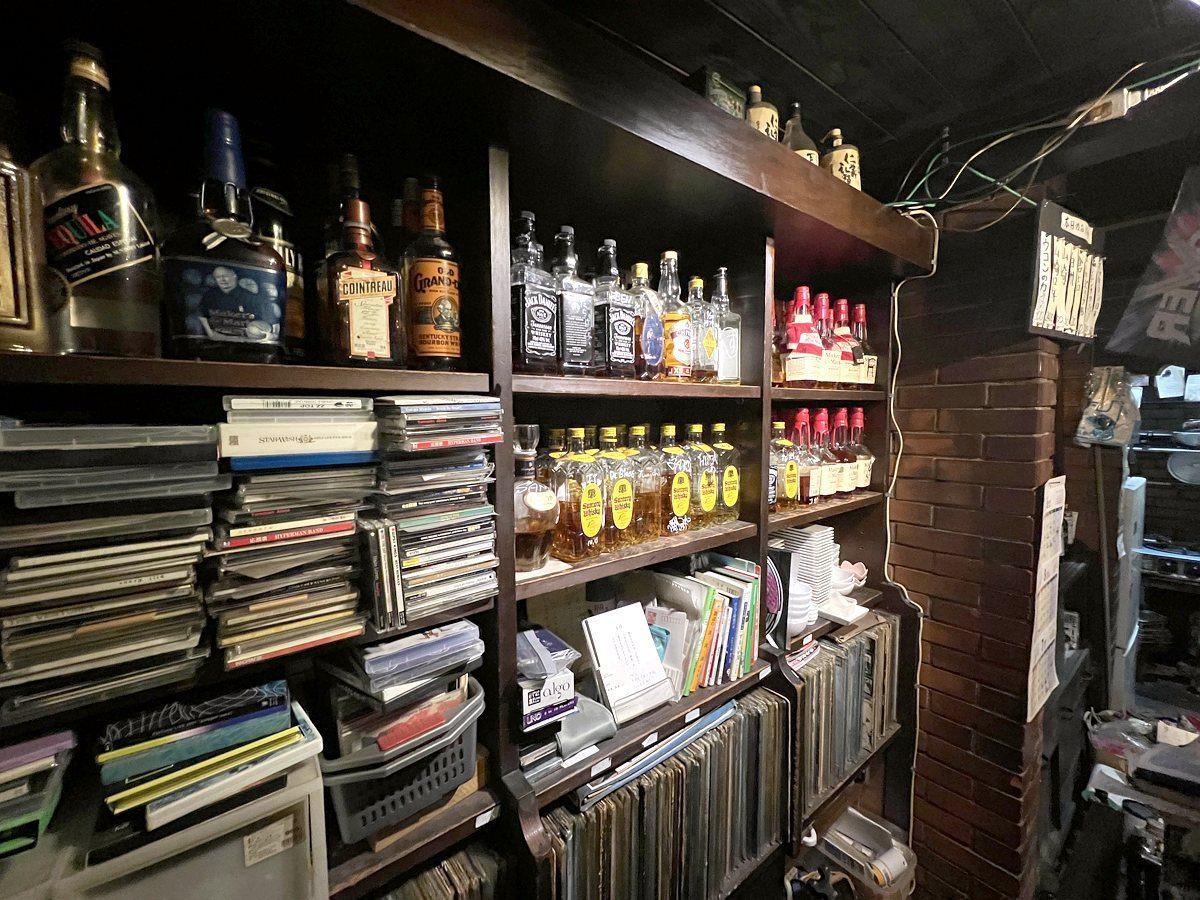 レコードとCDが並ぶ棚